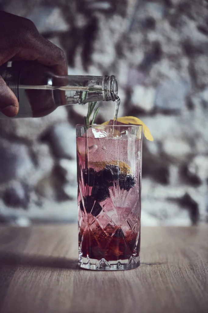 Grüner Slat mit Randen und Lachscaviar