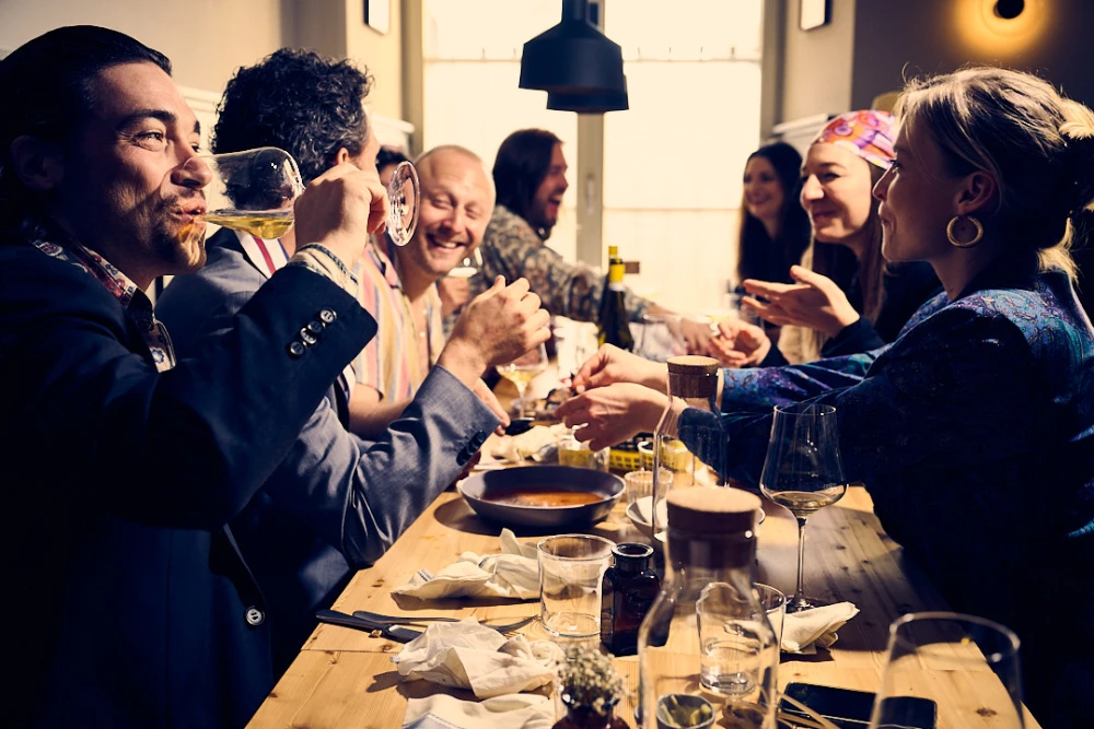 Teller mit Lachstranche mit eingelegtem Gemüse und Schaum